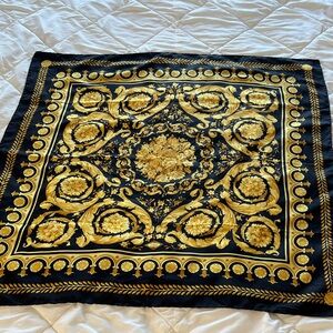 Authentic Versace Baroque Design Black Gold Printed 100% Silk Twill Scarf 33.5"